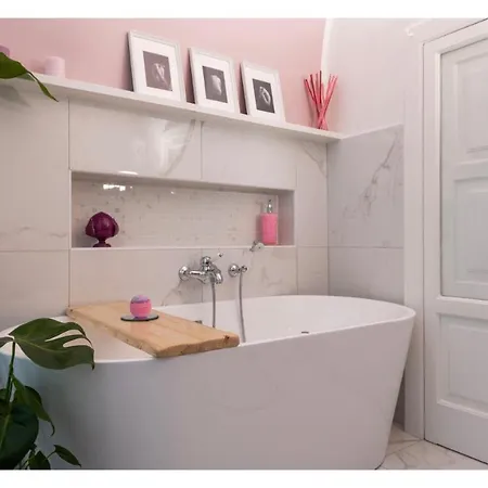 Light Pink - In The Middle Of Everything Vakantiehuis